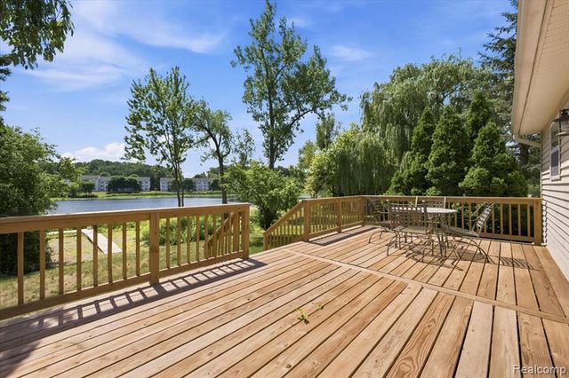 879 Barren Oaks Drive, Pontiac, MI 48341