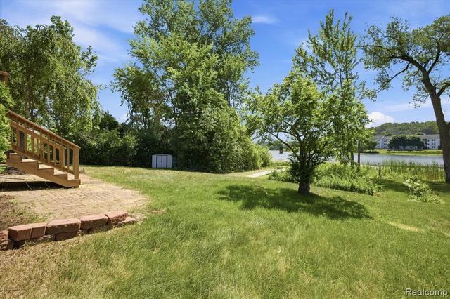 879 Barren Oaks Drive, Pontiac, MI 48341