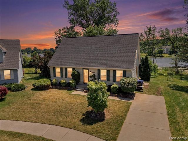 879 Barren Oaks Drive, Pontiac, MI 48341