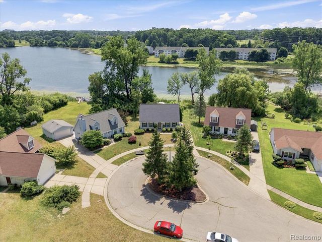 879 Barren Oaks Drive, Pontiac, MI 48341