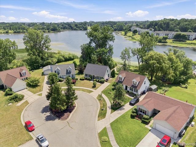 879 Barren Oaks Drive, Pontiac, MI 48341