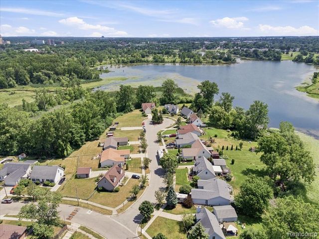 879 Barren Oaks Drive, Pontiac, MI 48341