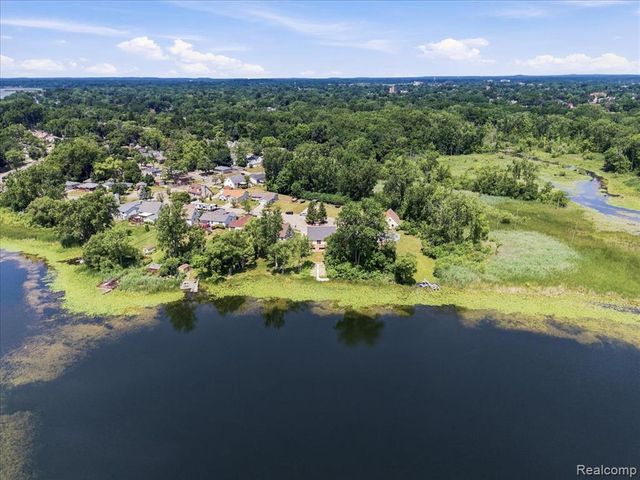 879 Barren Oaks Drive, Pontiac, MI 48341