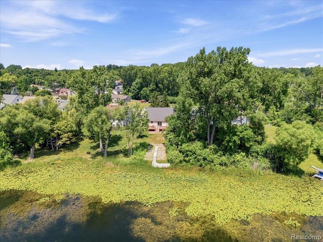 879 Barren Oaks Drive, Pontiac, MI 48341
