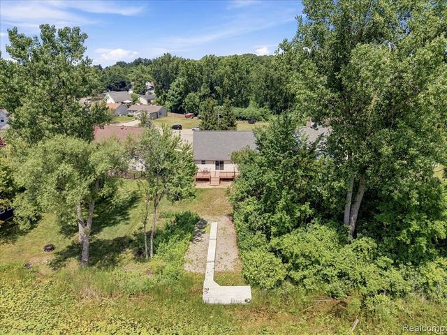 879 Barren Oaks Drive, Pontiac, MI 48341