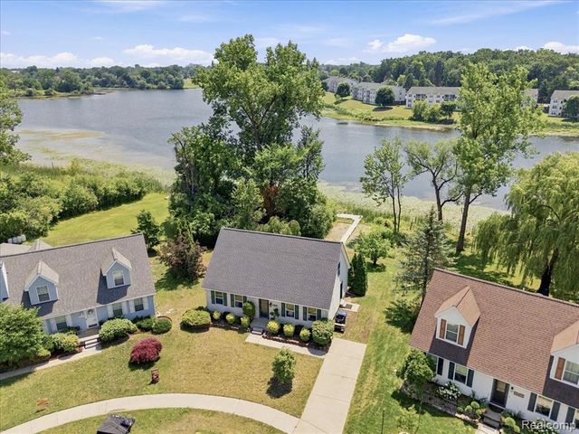 879 Barren Oaks Drive, Pontiac, MI 48341