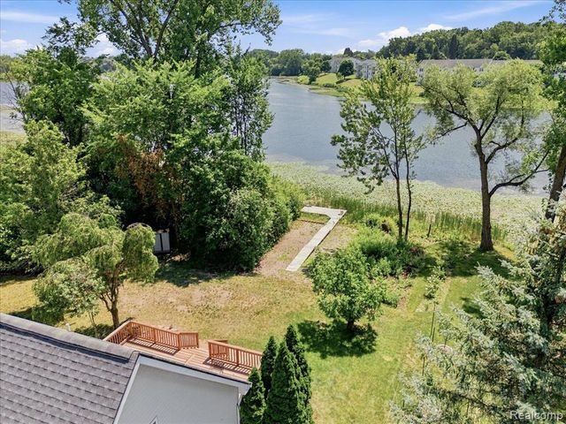 879 Barren Oaks Drive, Pontiac, MI 48341