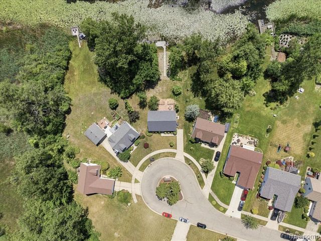 879 Barren Oaks Drive, Pontiac, MI 48341