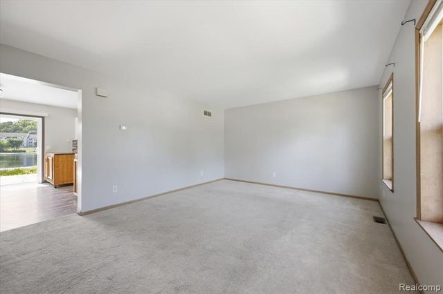 879 Barren Oaks Drive, Pontiac, MI 48341