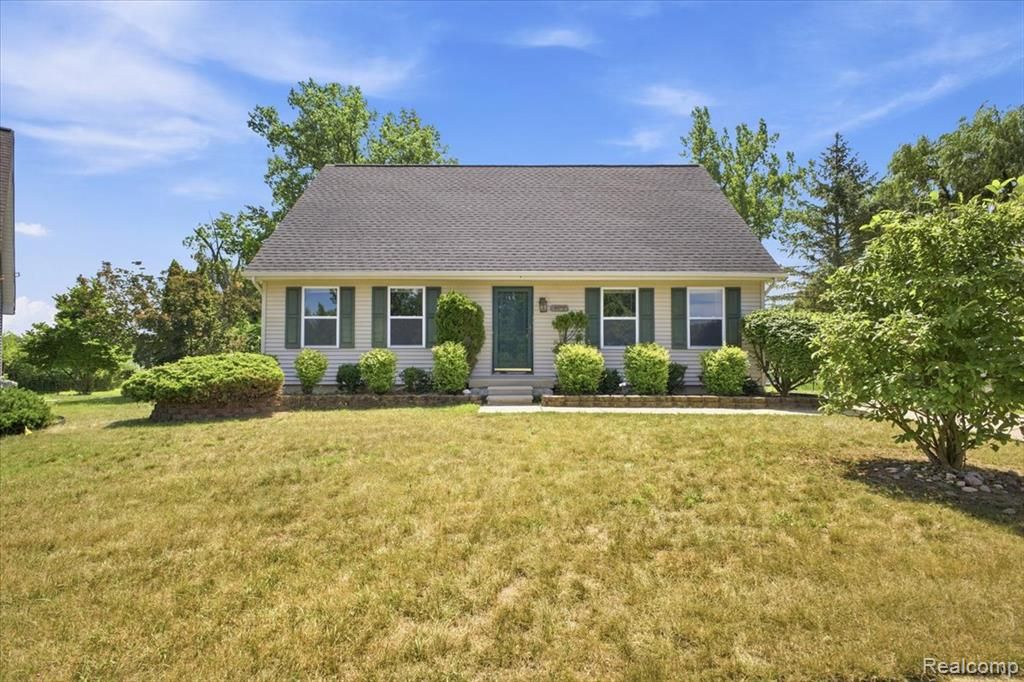 879 Barren Oaks Drive, Pontiac, MI 48341