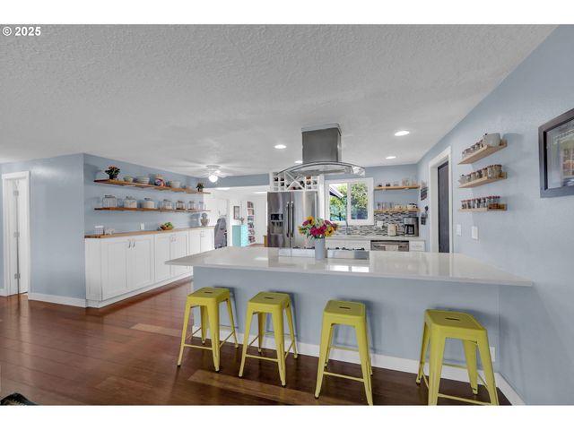 1036 OAK St, Junction City, OR 97448