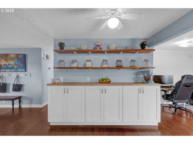 1036 OAK St, Junction City, OR 97448