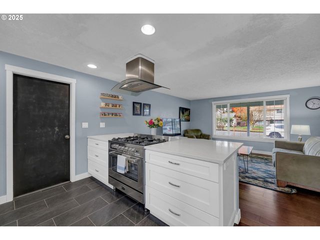 1036 OAK St, Junction City, OR 97448