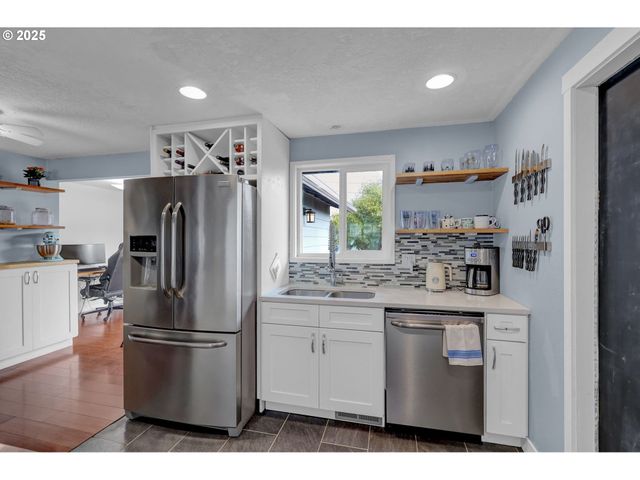 1036 OAK St, Junction City, OR 97448