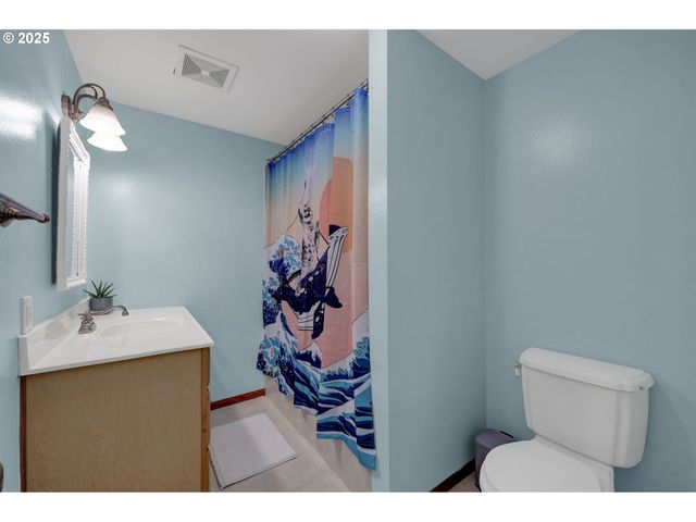 1036 OAK St, Junction City, OR 97448