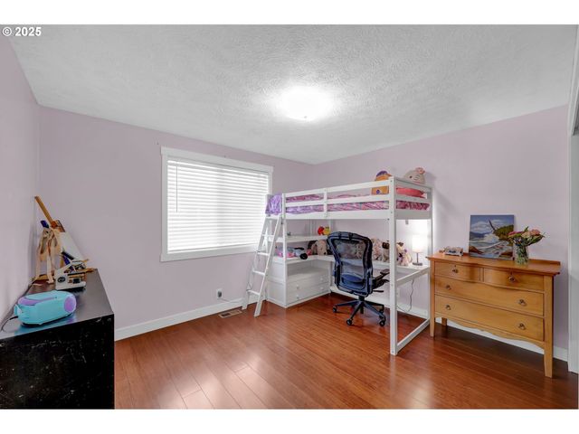 1036 OAK St, Junction City, OR 97448