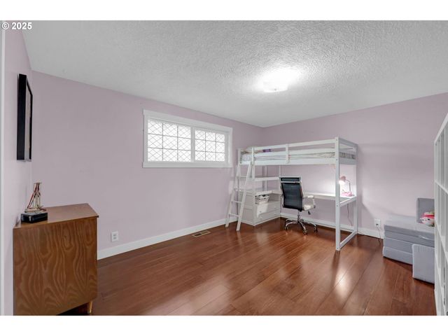 1036 OAK St, Junction City, OR 97448