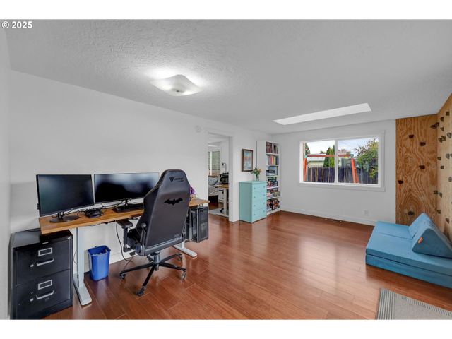 1036 OAK St, Junction City, OR 97448