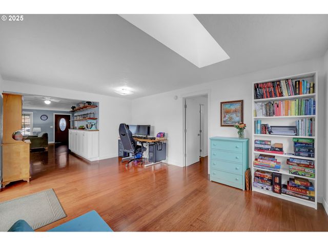 1036 OAK St, Junction City, OR 97448