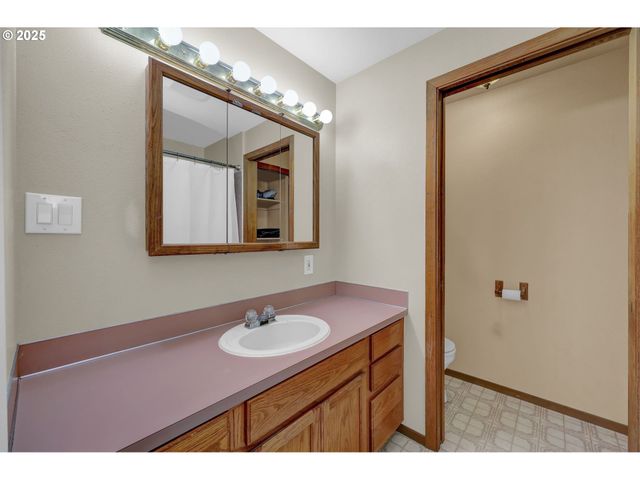 1036 OAK St, Junction City, OR 97448