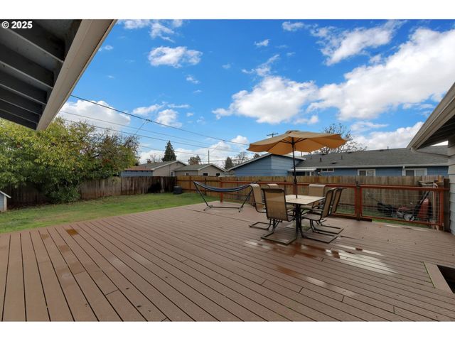 1036 OAK St, Junction City, OR 97448