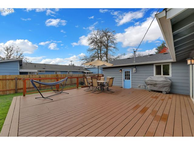 1036 OAK St, Junction City, OR 97448