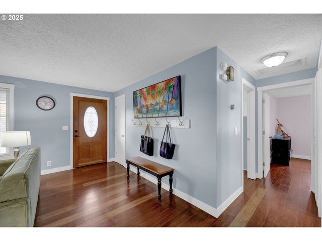 1036 OAK St, Junction City, OR 97448