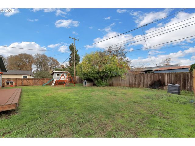 1036 OAK St, Junction City, OR 97448