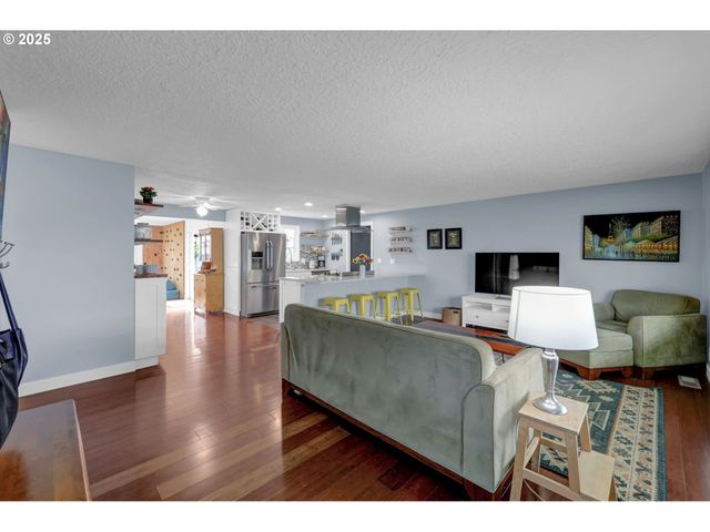 1036 OAK St, Junction City, OR 97448