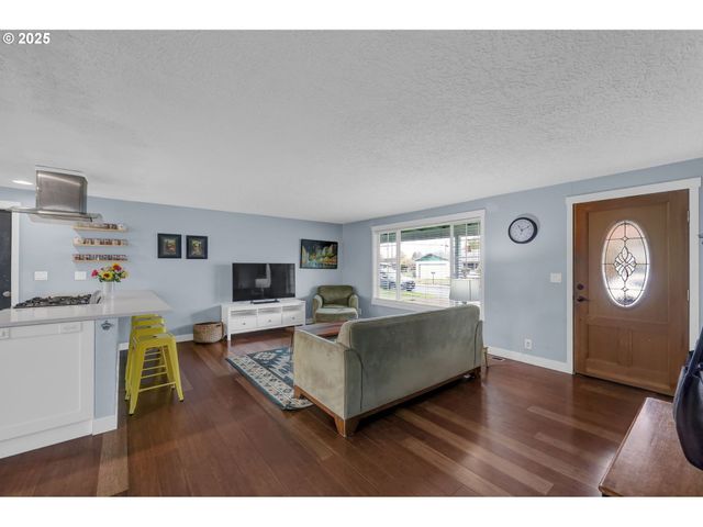 1036 OAK St, Junction City, OR 97448