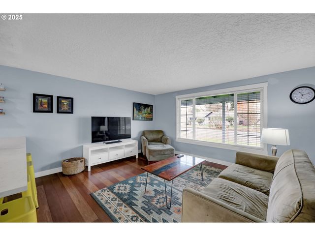 1036 OAK St, Junction City, OR 97448