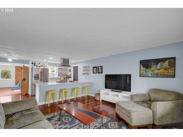 1036 OAK St, Junction City, OR 97448