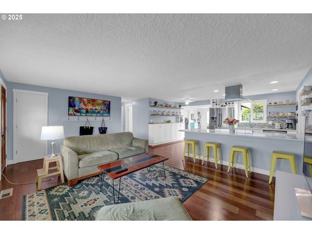 1036 OAK St, Junction City, OR 97448