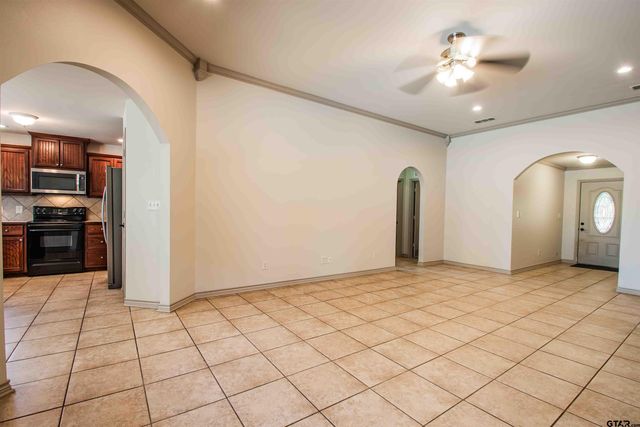 516 Neches, Chandler, TX 75758