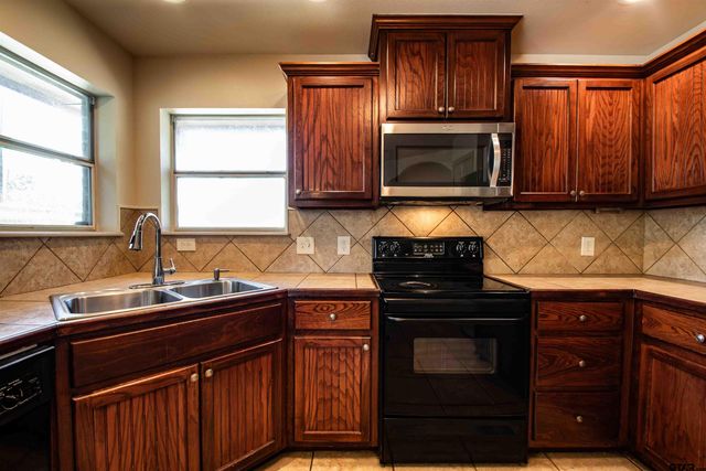 516 Neches, Chandler, TX 75758