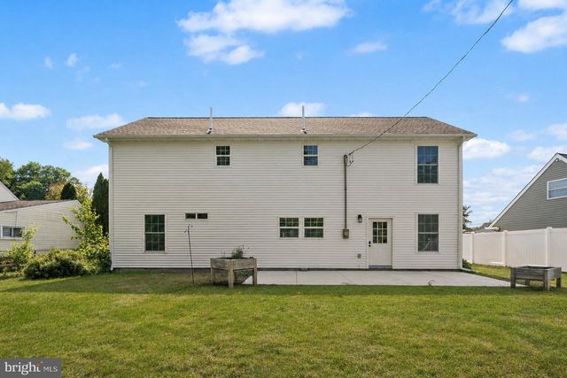 218 PLUMBRIDGE DR, Levittown, PA 19056