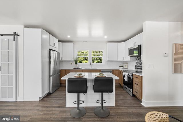 218 PLUMBRIDGE DR, Levittown, PA 19056