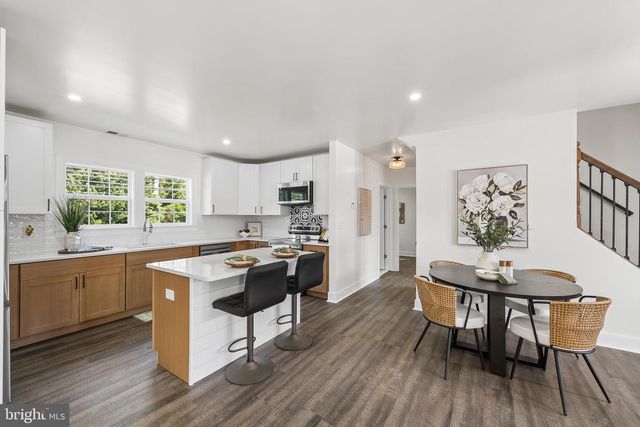 218 PLUMBRIDGE DR, Levittown, PA 19056