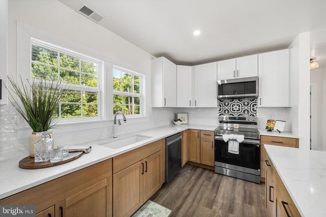 218 PLUMBRIDGE DR, Levittown, PA 19056