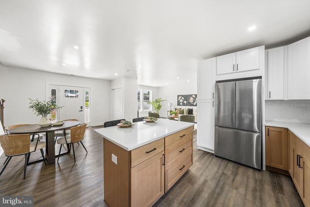 218 PLUMBRIDGE DR, Levittown, PA 19056