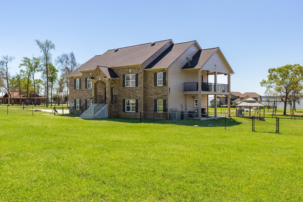 264 Falcon Point, Onalaska, TX 77360