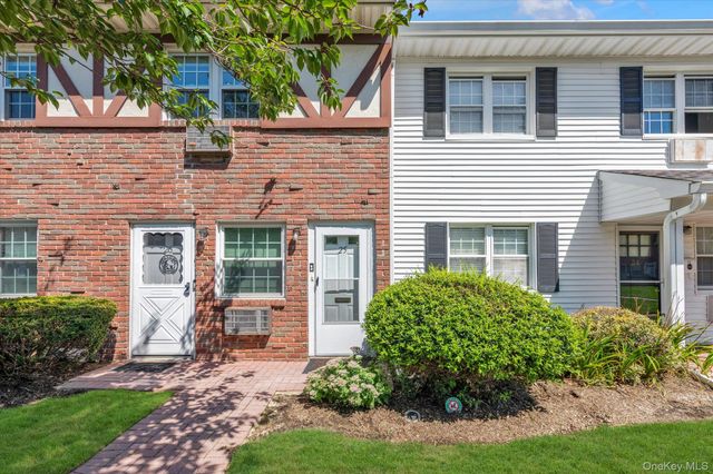 25 Springwood Drive, North Babylon, NY 11703