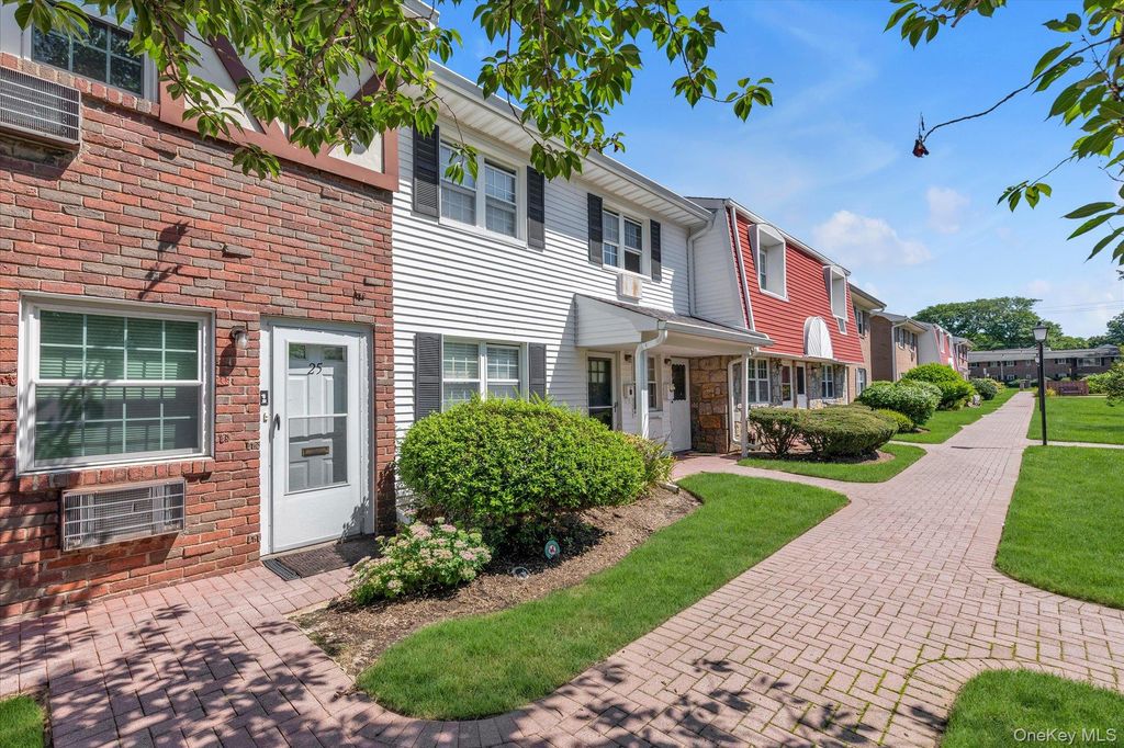 25 Springwood Drive, North Babylon, NY 11703