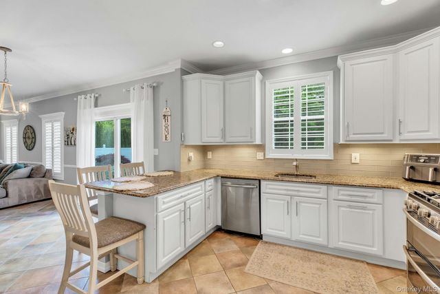 10 Shady View Crossing, Manorville, NY 11949