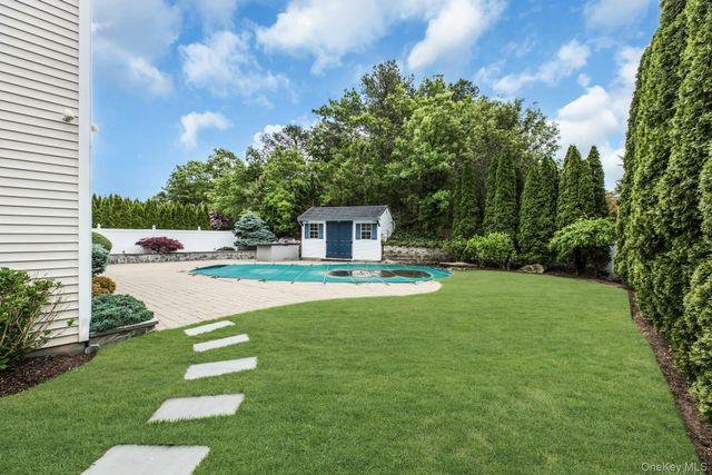 10 Shady View Crossing, Manorville, NY 11949
