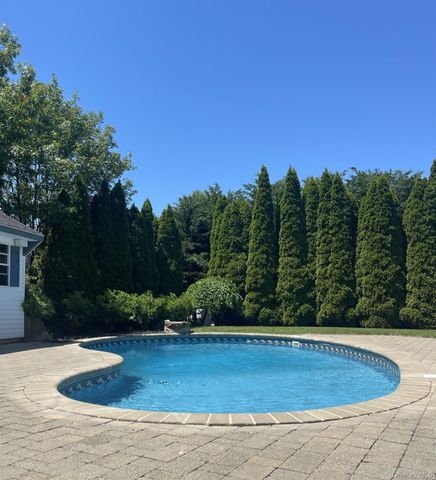 10 Shady View Crossing, Manorville, NY 11949