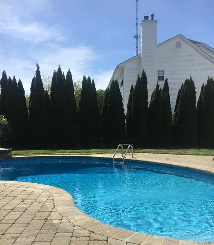 10 Shady View Crossing, Manorville, NY 11949