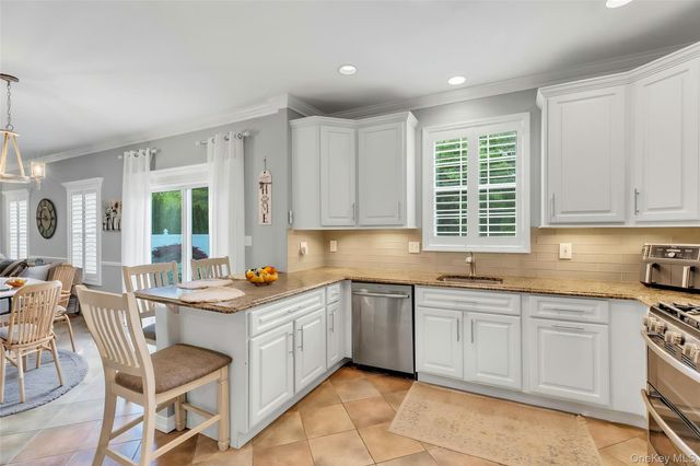 10 Shady View Crossing, Manorville, NY 11949