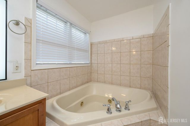 32 Dorothy Street, Carteret, NJ 07008