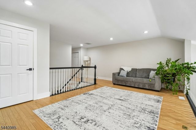 816 Firethorn Dr, Union Twp., NJ 07083